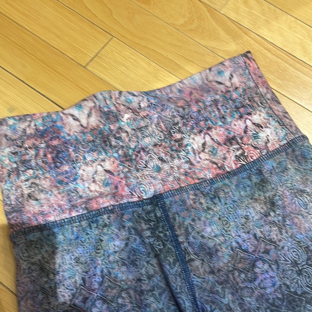 Yoga pants size small - Picture 4 of 4